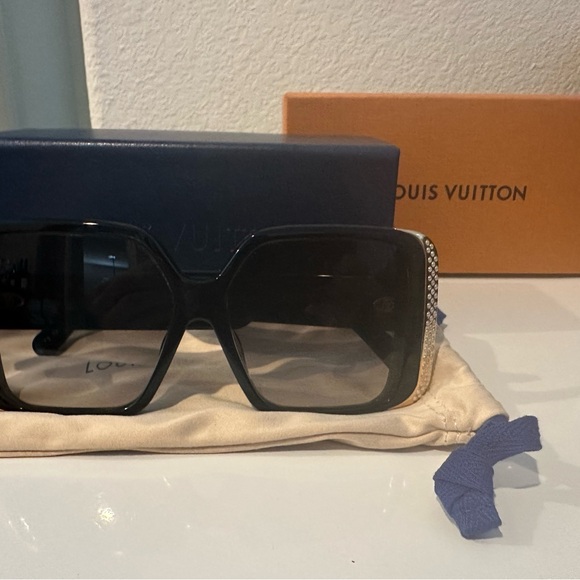 Authentic , LV Moon Pearl Square Sunglasses - Picture 7 of 9